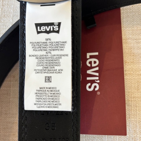 NWT Levi's leather belt with a gunmetal buckle, Size 38, Brown - Picture 5 of 5
